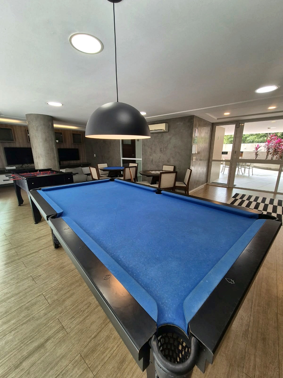 Mesa de sinuca no salão de jogos